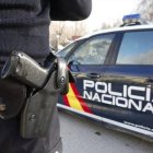Agente y vehículo de la Policía Nacional, en una imagen de archivo.

Agentes de la Policía Nacional han detenido a dos personas, un hombre y una mujer, como presuntas autoras de un delito de robo con fuerza cometido en una vivienda de la capital vallisoletana, según ha informado el cuerpo policial a través de un comunicado recogido por Europa Press.

CASTILLA Y LEÓN ESPAÑA EUROPA VALLADOLID SOCIEDAD
POLICÍA NACIONAL VALLADOLID