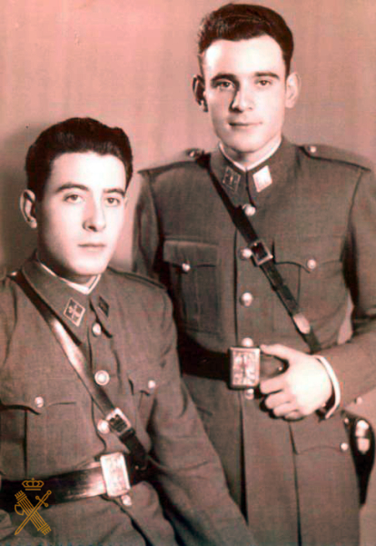 Guardia civil Miguel Martín Vicente con su hermano Santos, también guardia civil. 1950