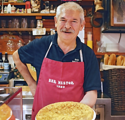 Néstor Morais, de Simancas, con su tortilla del bar Néstor de Donostia