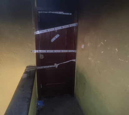 Puerta de la vivienda incendiada donde falleció un hombre de 57 años