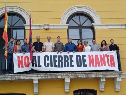Pancarta en el Ayuntamiento de Tudela de Duero contra el cierre de Nanta.