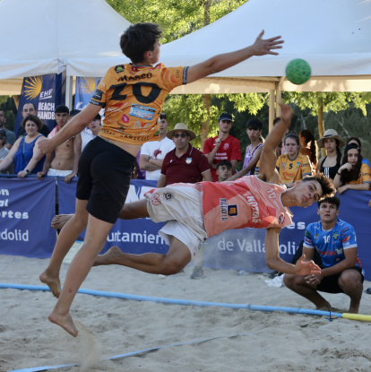 Una imagen de los partidos de balonmano playa que se están celebrando en Valladolid en las Moreras.