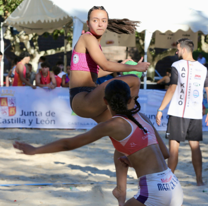 Una imagen de los partidos de balonmano playa que se están celebrando en Valladolid en las Moreras.