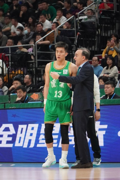 Hugo López da instrucciones a un jugador suyo en la CBA china esta temporada.