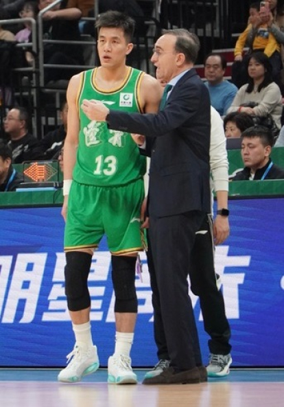 Hugo López da instrucciones a un jugador suyo en la CBA china esta temporada.