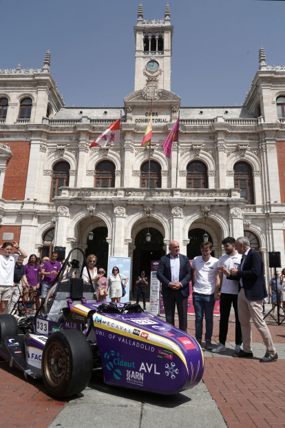 Presentación del coche de carreras del equipo 'Vall Racing Team' de la UVA