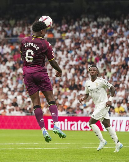 Boyomo despeja un balón ante el Real Madrid.