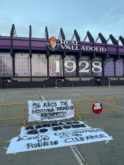 la pancarta que en la mañana de este martes lucía en los aledaños del estadio Zorrilla cargando contra Ronaldo.