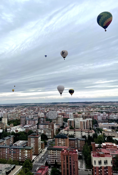 Varios de los globos participantes en el trofeo de Aeroestación con la ciudad de Valladolid a sus pies.