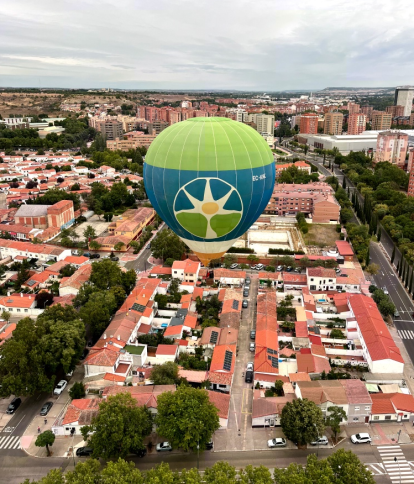 Uno de los globos con la ciudad de Valladolid a sus pies.