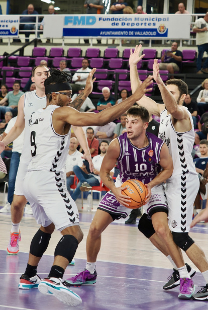 Dos jugadores del Palencia Baloncesto intentan hacer un dos contra uno al americano Hoover.