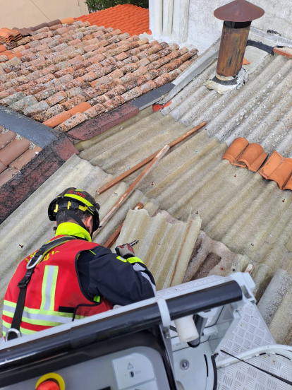 desprendimiento de uralitas de un tejado de una vivienda deshabitada en Tudela de Duero