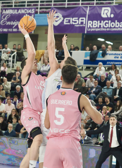 Sergio de la Fuente lanza ante el punteo de un jugador del Obradoiro