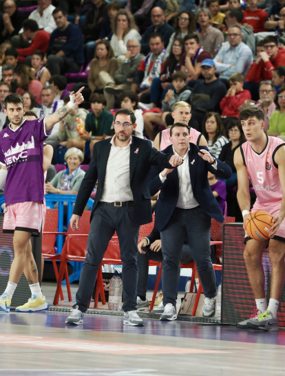 El bnanquillo del UEMC Real Valladolid hace indicaciones desde la banda a sus jugadores.