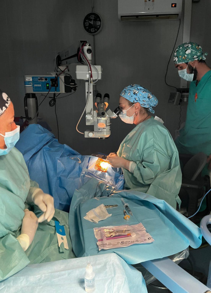 Belén Carrasco, oftalmóloga del Hospital Clínico Universitario de Valladolid, durante una misión humanitaria en los campamentos de refugiados de Tinduf