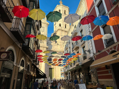 Unos paraguas decoran la calle Cascajares durante las Ferias y Fiestas de Nuestra Señora de la Virgen de San Lorenzo.