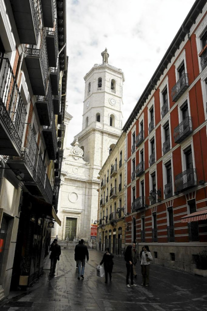 Fachada principal de la Catedral de Valladolid entre los edificios de la calle Cascajares.