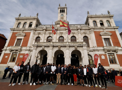 La selección de Fiyi posa frente al Ayuntamiento con el alcalde Jesús Julio Carnero como anfitrión.