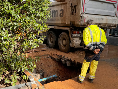 Una fuga de agua en la calle Santiago provoca un apagón.