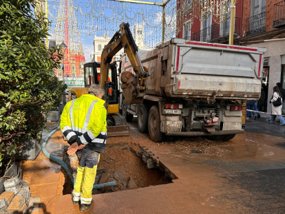 Una fuga de agua en la calle Santiago provoca un apagón.