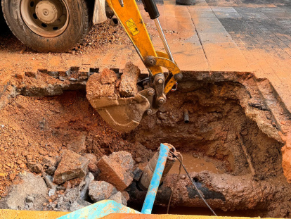 Una fuga de agua en la calle Santiago provoca un apagón.