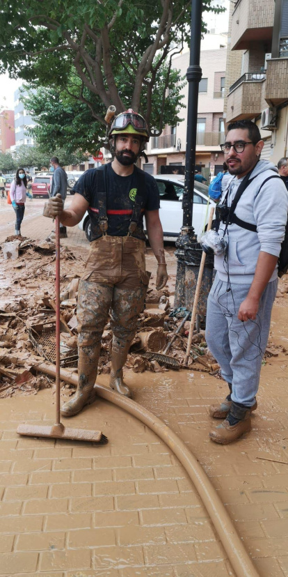 Fotos de los bomberos del Ayuntamiento achican agua en Aldaia.