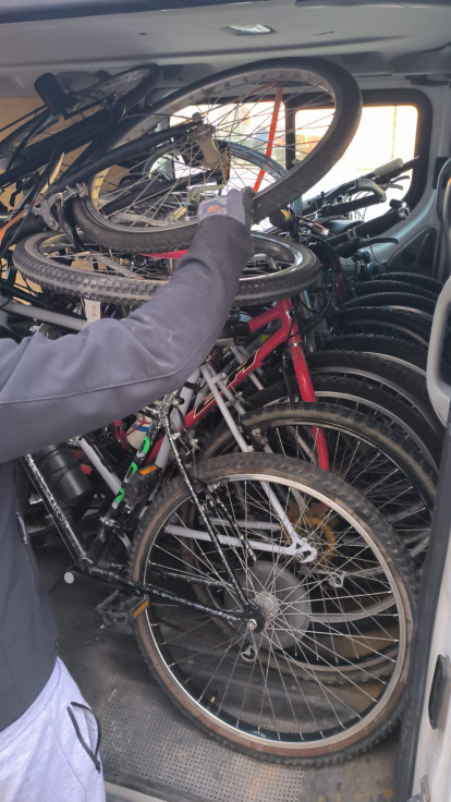 La furgoneta llena de bicicletas.
