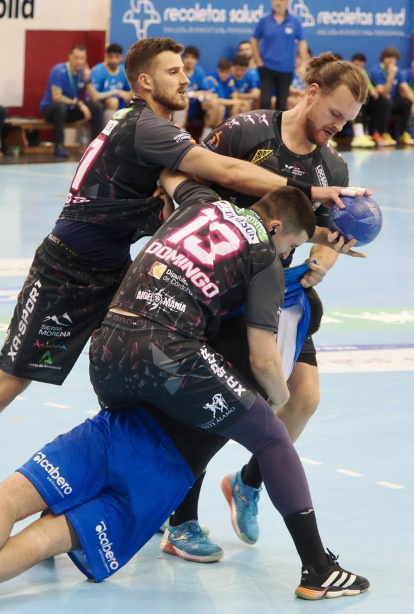 Una acción del partido entre el Recoletas y Puente Genil en Huerta del Rey.