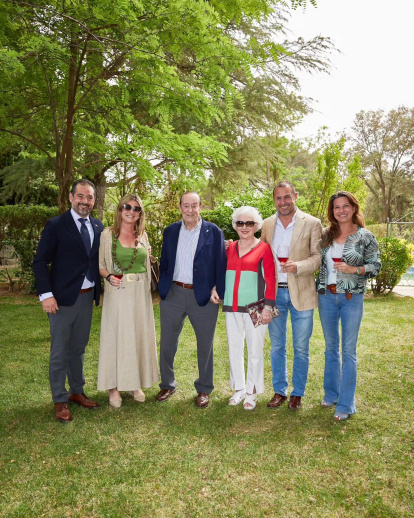 Luis Sanz Busto con su mujer Mari Luz Cid y sus hijos.