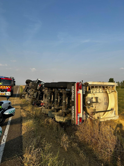 Accidente en Cabezón de Valderaduey donde el conductor del camión ha quedado atrapado en su interior.