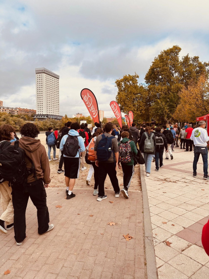 Voluntarios limpian el entorno del Pisuerga en Valladolid.