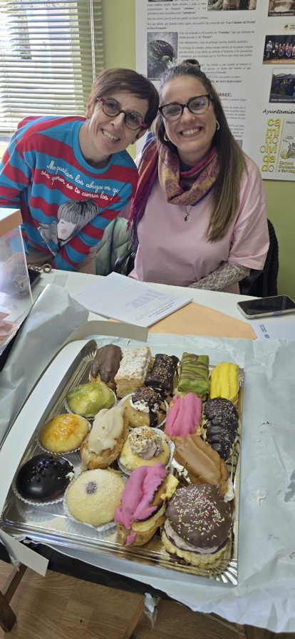 Un votante obsequia con pasteles a los integrantes de la mesa electoral de Cabañas Raras (León)