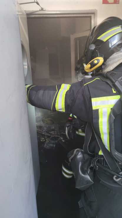 Los Bomberos sofocan un incendio en el Hipercor de Arroyo.