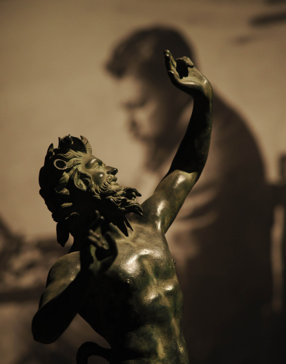 'Fauno danzante' del MNE frente a una fotografía de Sorolla
