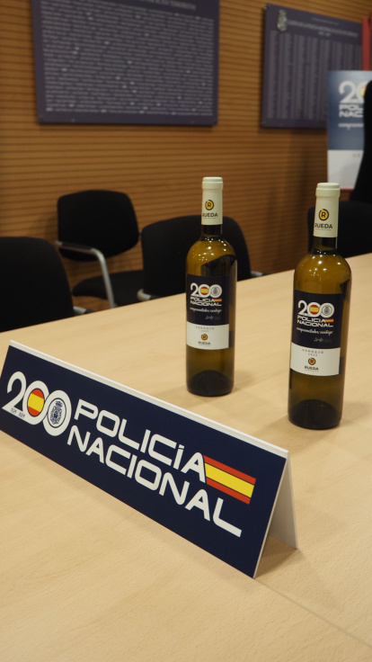 Presentación de la botella conmemorativa del 200 aniversario de la Policía Nacional