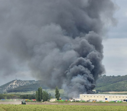 Incendio en una planta de reciclaje en Aldeamayor