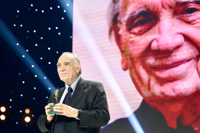 Fernando Méndez-Leite, con la Espiga de Honor.
