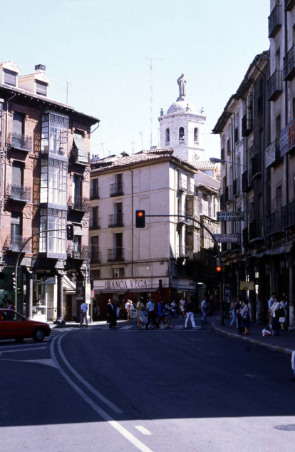 Vista de la intersección de la plaza Fuente Dorada con las calles Cánovas del Castillo y Bajada de la Libertad todo abierto al tráfico rodado. en 1990