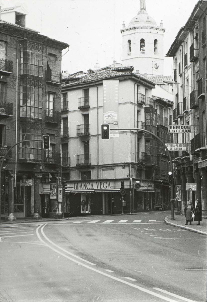 Vista de la intersección de la plaza Fuente Dorada con las calles Cánovas del Castillo y Bajada de la Libertad todo abierto al tráfico rodado en 1993