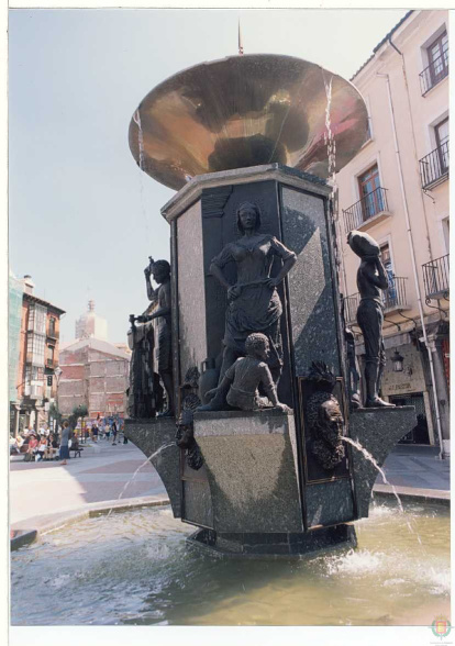 Imagen de la plaza Fuente Dorada y su entorno, dos meses después de su inauguración en 1998