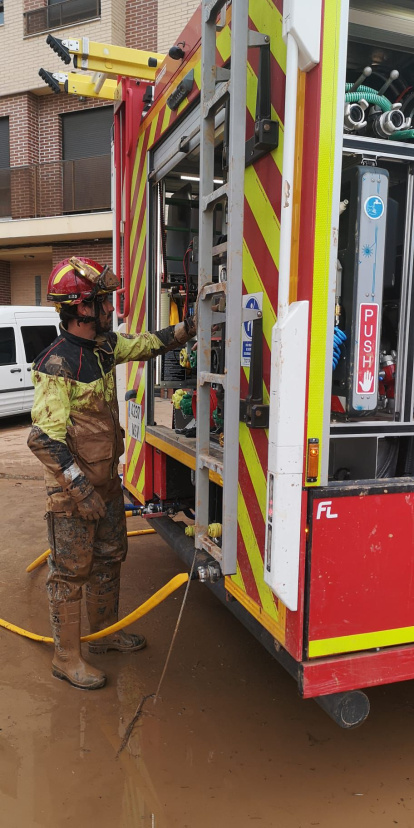 Fotos de los bomberos del Ayuntamiento achican agua en Aldaia.