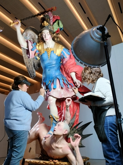 El arcángel san Miguel venciendo al demonio. Luisa Roldán, 1692.