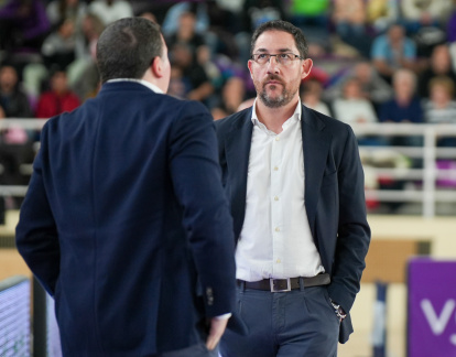 Lolo Encinas, frente a su ayudante, con la mirada perdida.