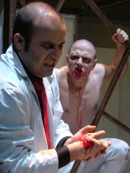 Raúl Escudero y De la Fuente en el 'Drácula' de Cuarteto Teatro, en 2008.