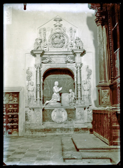 Negativo del sepulcro de los Avellaneda-Proaño, en la sacristía del hoy derruido monasterio soriano, hacia 1911-1917