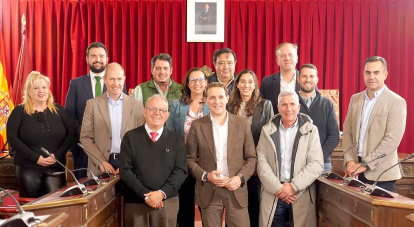 Foto de familia de los participantes en la Comisión de Políticas del Agua, Medio Ambiente y Economía Circular celebrada en el Palacio de Pimentel. E. M.