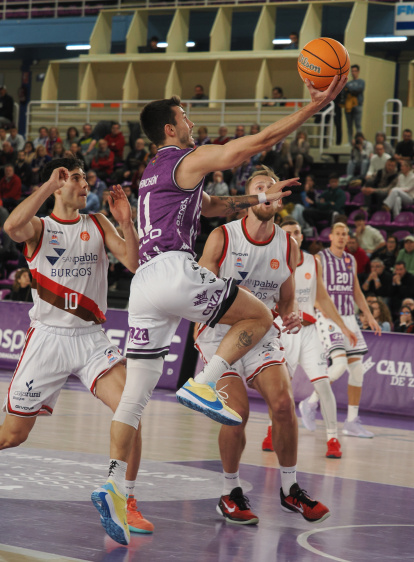 Una acción del derbi entre UEMC Real Valladolid y San Pablo Burgos.