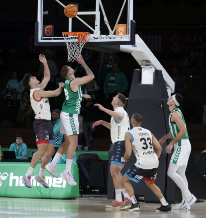 El Betis se hace con un rebote ofensivo ante el UEM Real Valladolid Baloncesto