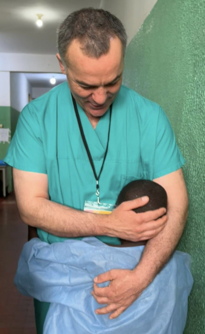 El jefe de Cirugía Pediátrica del Hospital Clínico de Valladolid, José María Pradillos, con un paciente.