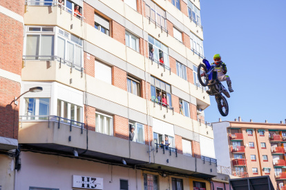 Exhibición de acrobacias en la calle Artillería de Medina del Campo.